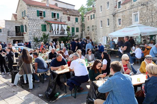 Kaštel Kambelovac: Održana tradicionalna Fešta o boba