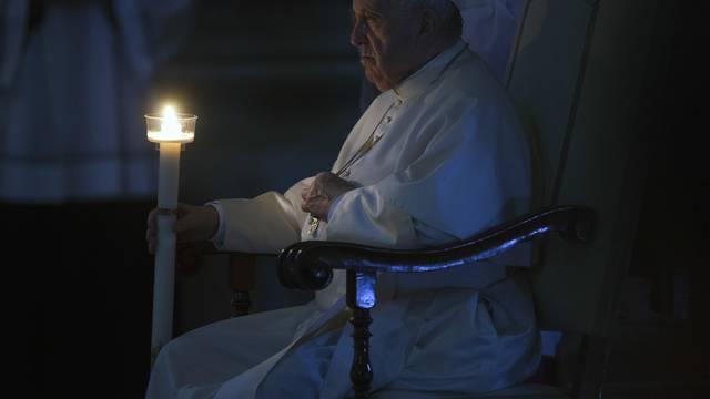 Papa Franjo osudio okrutnost rata u Ukrajini na uskrsnoj misi bdijenja