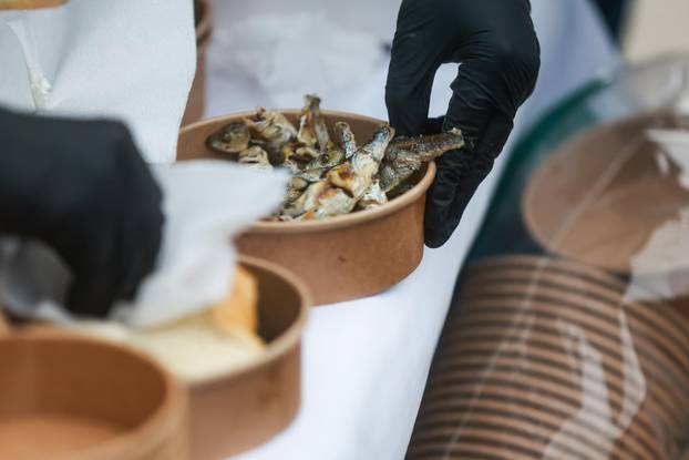 Velika Gorica: Gradona?elnik Krešimir A?kar povodom Uskrsa dijelio gra?anima prženu srdelu