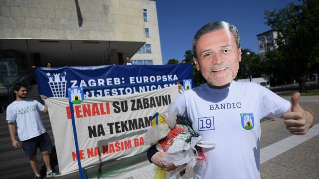 Zagreb: Zelena akcija odrÅ¾ala prosvjedni performans ispred gradskog poglavarstva