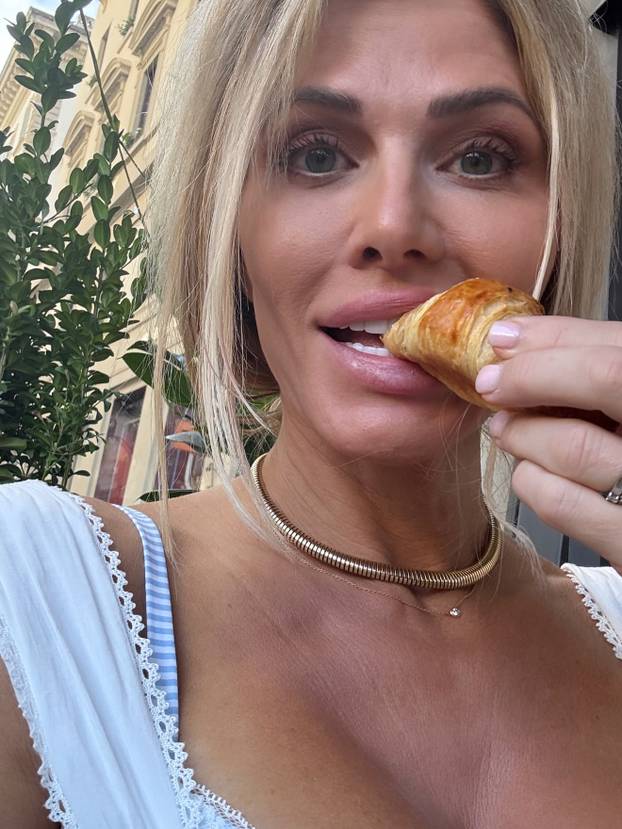 Mamma mia! Evo kako bivša kečerska zvijezda izgleda u 51.