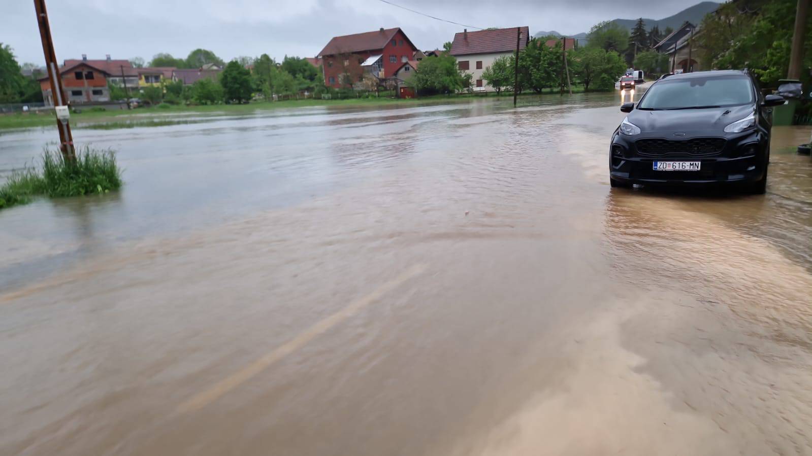 U Gračacu izvanredno stanje, u Obrovcu se Zrmanja izlila u grad koji je u potpunosti bez struje