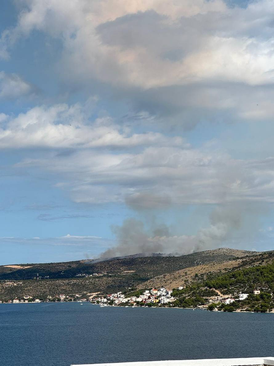VIDEO Požar kod Rogoznice: Na terenu su 32 vatrogasca