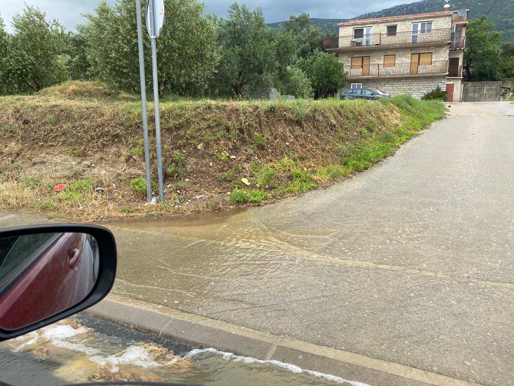 Upozorenje za vozače zbog poplava u Dalmaciji: 'Koristite staru kaštelansku cestu'