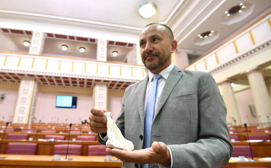 Zagreb: Zekanović u Sabor došao s vrećicom bijelog praha koji je našao, kako kaže, na Pantovčaku