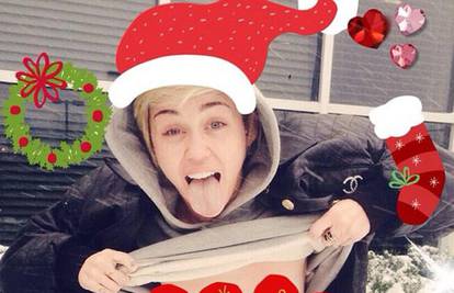 Miley Cyrus umalo pokazala grudi zbog božićne čestitke
