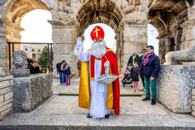 Pula: Sveti Nikola stigao je u  Arenu