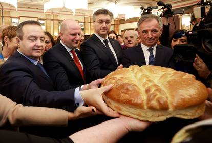 Zagreb: Plenković na prijemu Srpskog narodnog vijeća u kruhu pronašao zlatni novčić