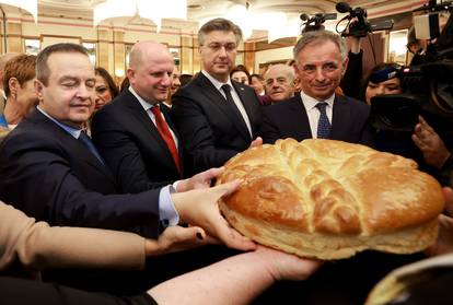 FOTO Plenković pred Pupovcem i Dačićem našao novčić u kruhu