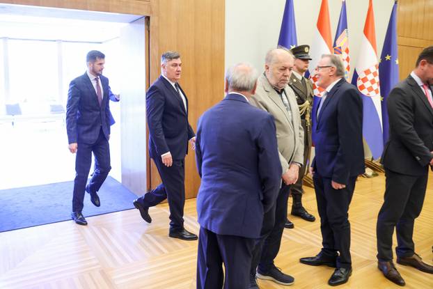 Zagreb: Zoran Milanović uručio odlikovanja i priznanja zaslužnim pojedincima i organizacijama iz područja kulture, znanosti, sporta i gospodarstva