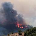Požari ne jenjavaju, Grčka se bori: Evakuirane tisuće ljudi, turisti napuštaju ljetovališta...