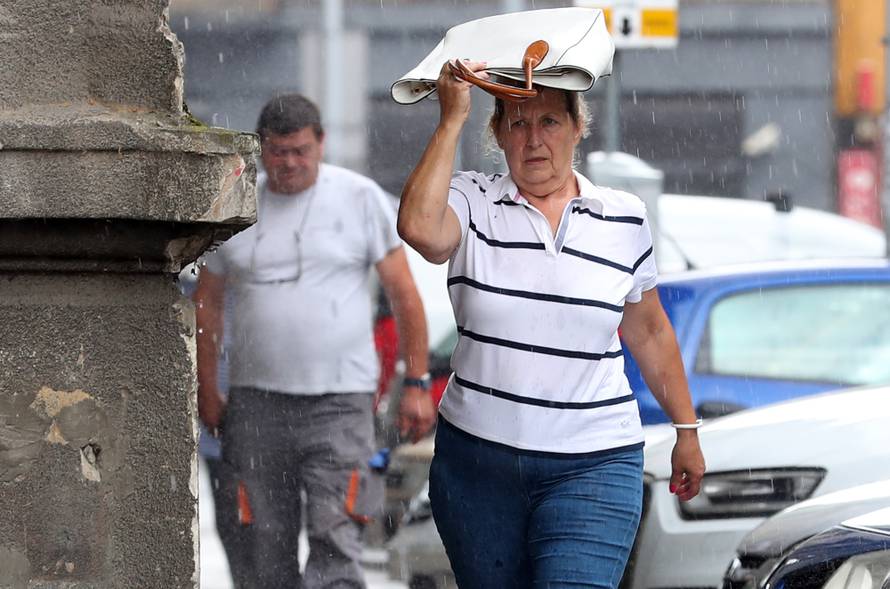 Zagrepčane iznenadio pljusak, tuča i grmljavina poharali Pulu