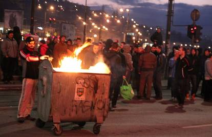 Ozlijeđeno stotinu policajaca, huligani su pljačkali trgovine