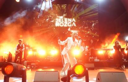 Jelena Rozga jedva dočekala da pjeva u Splitu, a onda je krenuo pljusak! Ona se nije dala smesti