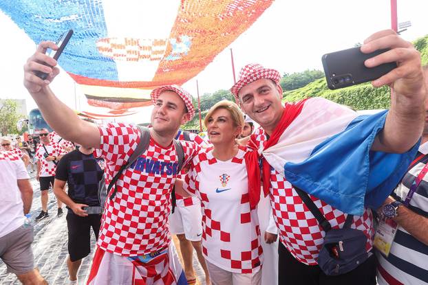 KATAR 2022: Bivša hrvatska predsjednica Kolinda Grabar Kitarović od ranog jutra druži se i pjeva s navijačima u Katru