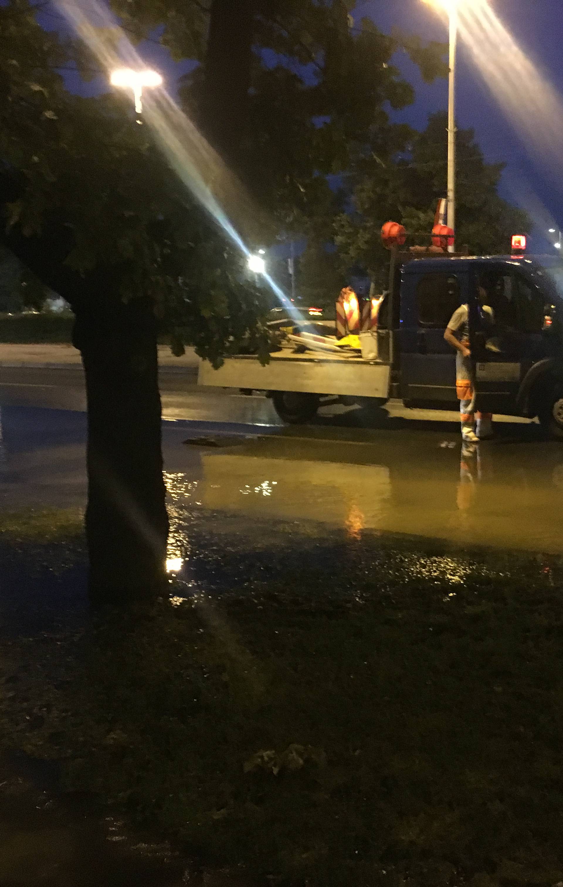 Poplavljena Vukovarska ulica, policija je blokirala promet...