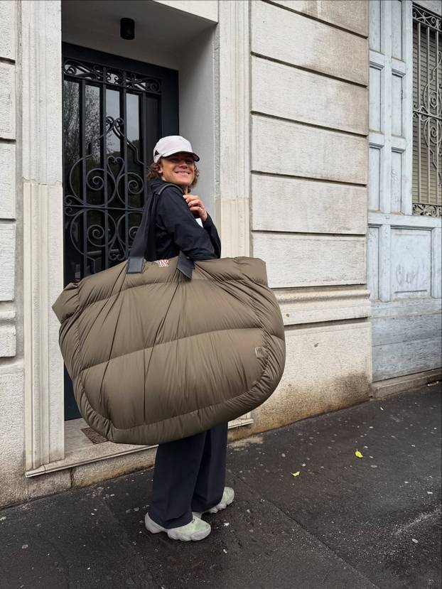 FOTO 'Alpski modni mačak' voli nositi bunde, suknje i lakirati nokte. Sad dominira skijanjem