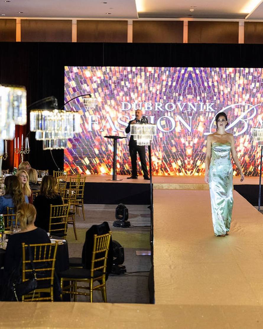 FOTO Haljina Snježane Schillinger na humanitarnoj reviji prodana čak dva puta