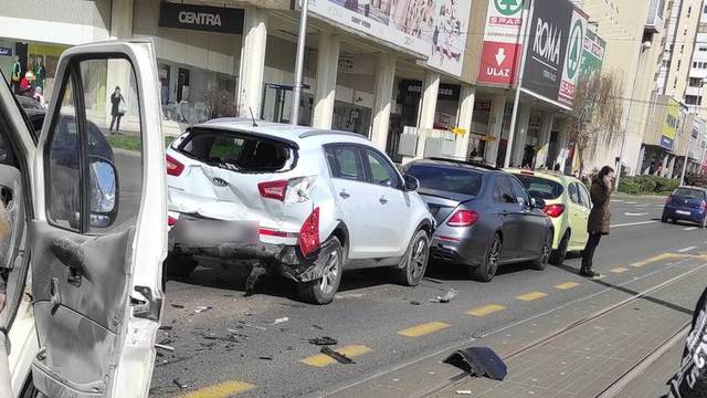 VIDEO Sudarila se četiri auta u Dubravi. Stigla i Hitna pomoć