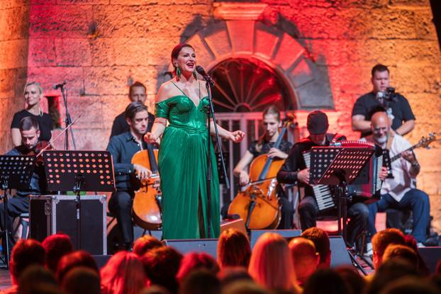 Vela Luka:  Koncert Nine Bardić i Acustic benda povodom manifestacije Trag u Beskraju