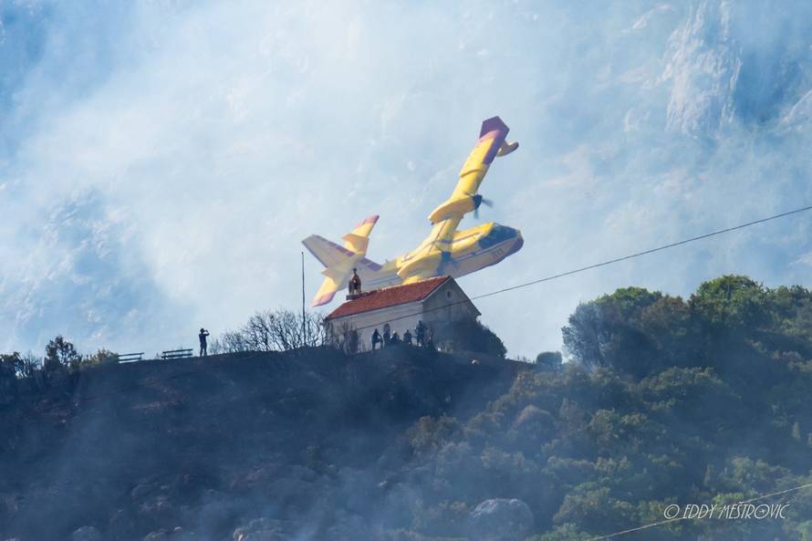 VIDEO Kakav prizor! Vatrogasci su obranili crkvu na Kozjaku!