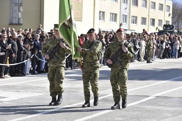 Knin: Sve&ccaron;ana prisega ro&ccaron;nika na temeljnom vojnom osposobljavanju