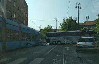 Na Langovom trgu u Zagrebu sudarili se autobus i tramvaj