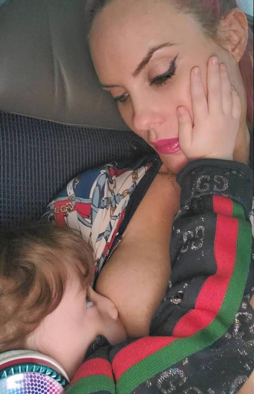 Coco je dojila kćer (4) pa su je napali: 'Daj joj cheeseburger'