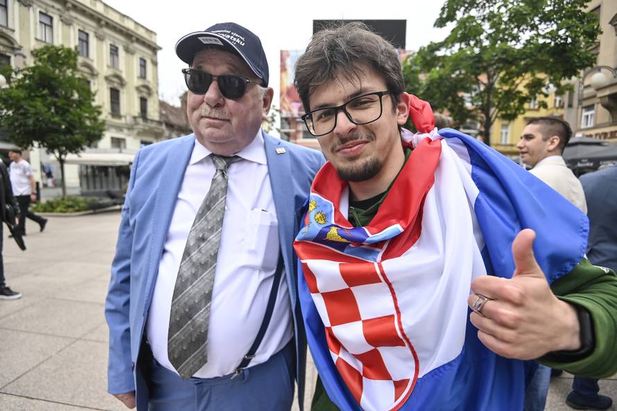 Zagreb: Zajednica utemeljitelja HDZ-a "Dr. Franjo Tuđman" daruje građanima hrvatske zastave