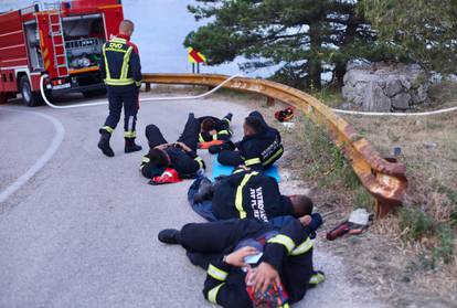 FOTO Odmorite, heroji! Zaslužili ste! Vatrogasci zaspali na cesti nakon što su obranili kuće...