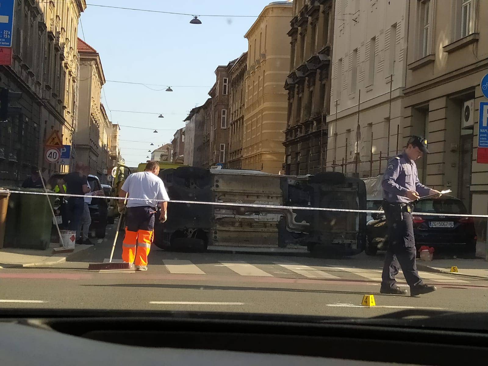 Sudar usred špice: Auto završio na boku u centru Zagreba, u bolnicu prevezli ozlijeđenu ženu