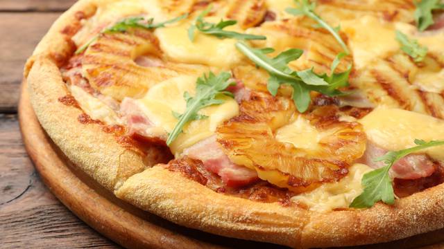 ANKETA Danas je dan pizze, riješite veliku dilemu - ima li na njoj mjesta za ananas ili ne?