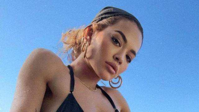 Bazen, minijaturni bikini i dobra klopa: Rita Ora uživa u čarima luksuza na idiličnoj lokaciji...