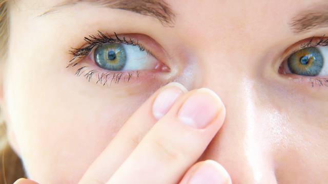 Treba vam samo hladna žlica: Masaža lica i limfna drenaža smanjuju otečenost očiju