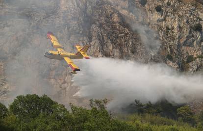 Kanaderi i Airtractori pomažu u gašenju u Škabrnji, u Zatonu