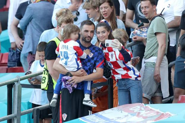 'Vatreni' u zagrljaju djece: Luka Modrić i Badelj s 'nasljednicima'