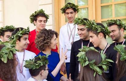 Prva dama Sirije okružena mladima osvanula na 'fejsu'