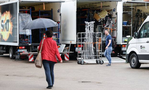 Zagreb: Slaganje opreme za filmski set na Trgu bana Josipa Jela&ccaron;i&cacute;a