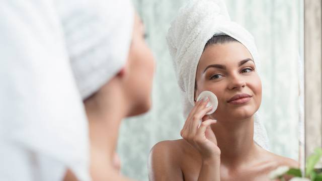 Poduzmite ove korake ako ste slučajno zaspali sa šminkom: Koža će vam biti zahvalna