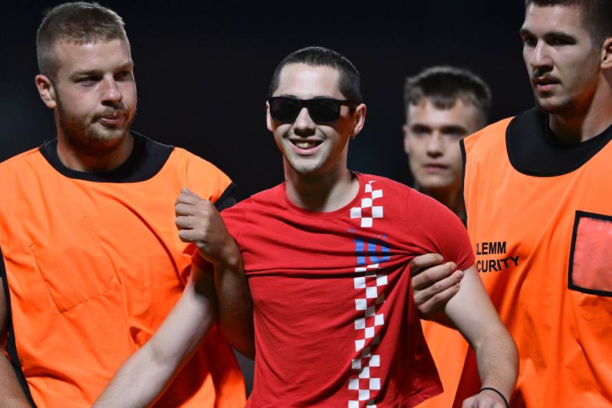 Navijač utrčao na teren tijekom prijateljske utakmice između Hrvatske i Slovenije