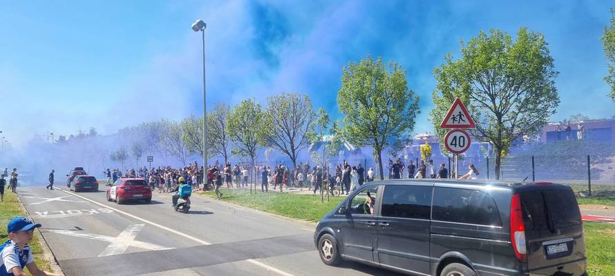 'Dinamovo' na Zapadu grada... Igrači zapjevali s navijačima, cijelo Špansko obojano u plavo!