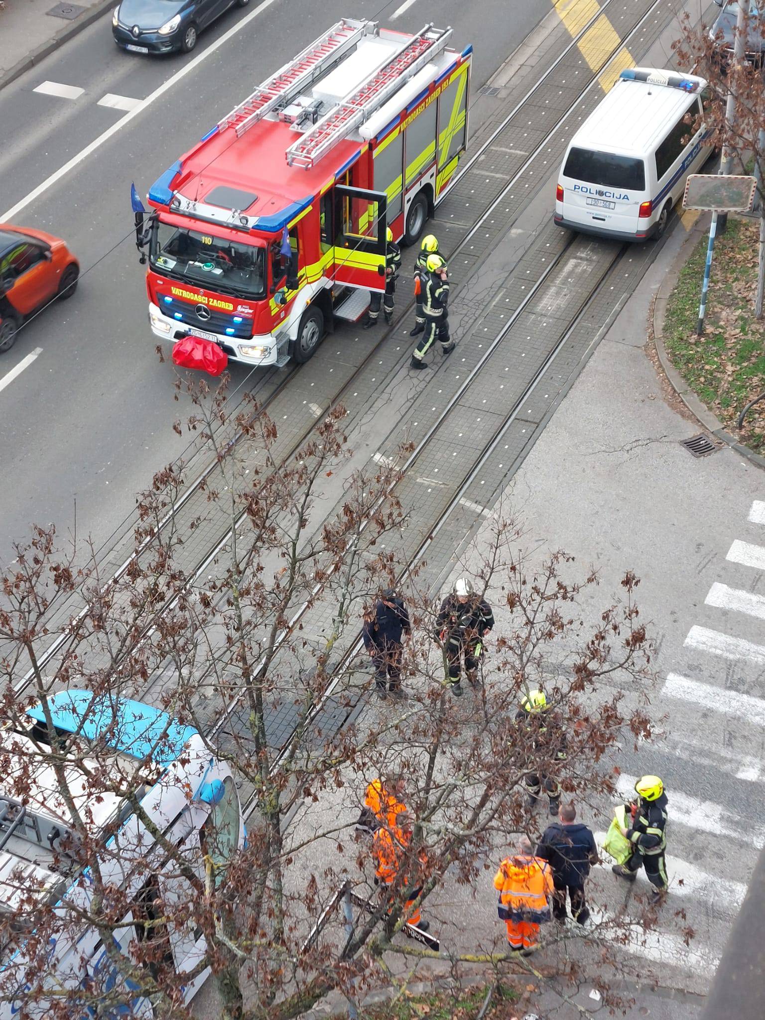 Tramvaj se sudario s mješalicom u Zagrebu: 'Nešto je iscurilo'