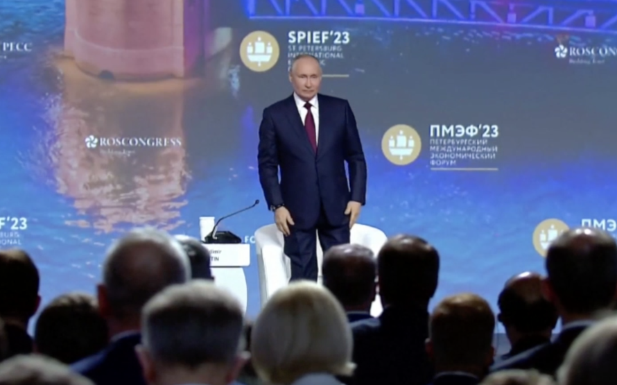 Teorije zavjere o Putinu: 'On je umro 2023. Mijenja ga dvojnik, žuti stolar iz Bjelorusije...'