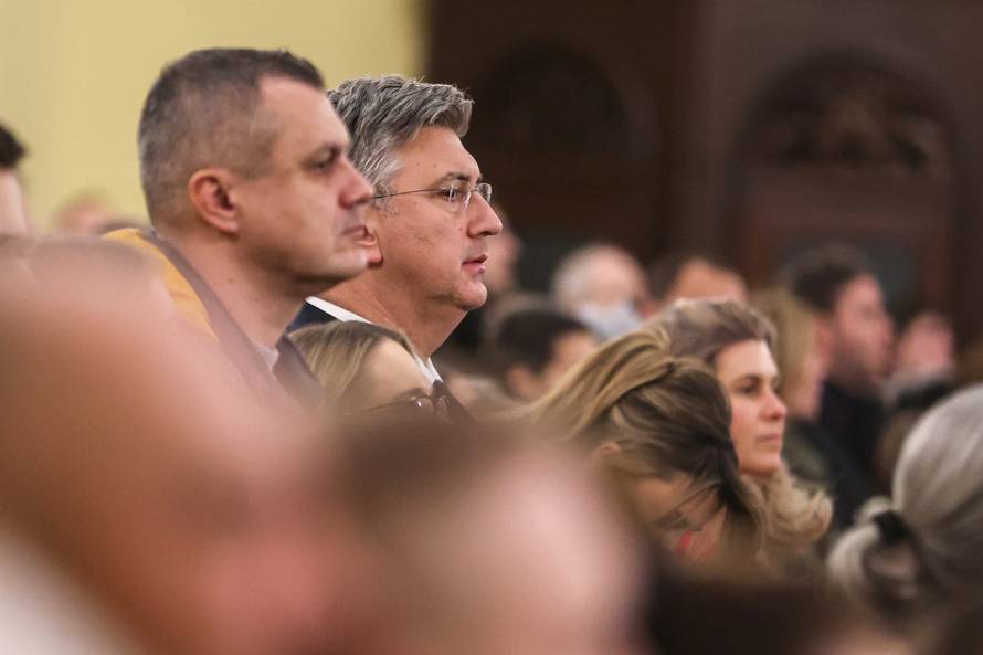 EKSKLUZIVNO: Premijer Plenković sa suprugom Anom  na misi za Badnjak 