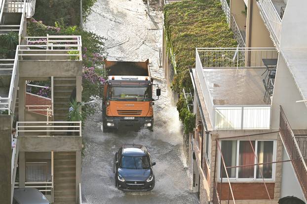 Bujica poplavila Podgoru tijekom jakog kišnog nevremena