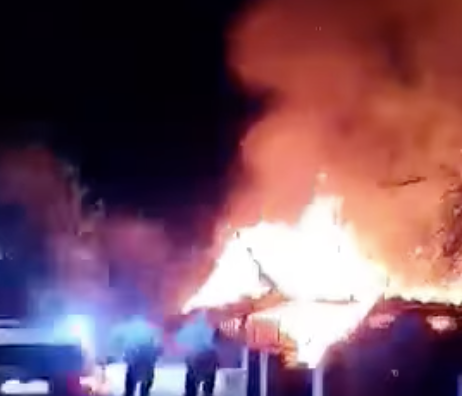 VIDEO Vatra progutala drveni gospodarski objekt u Stubičkoj Slatini: Velika materijalna šteta