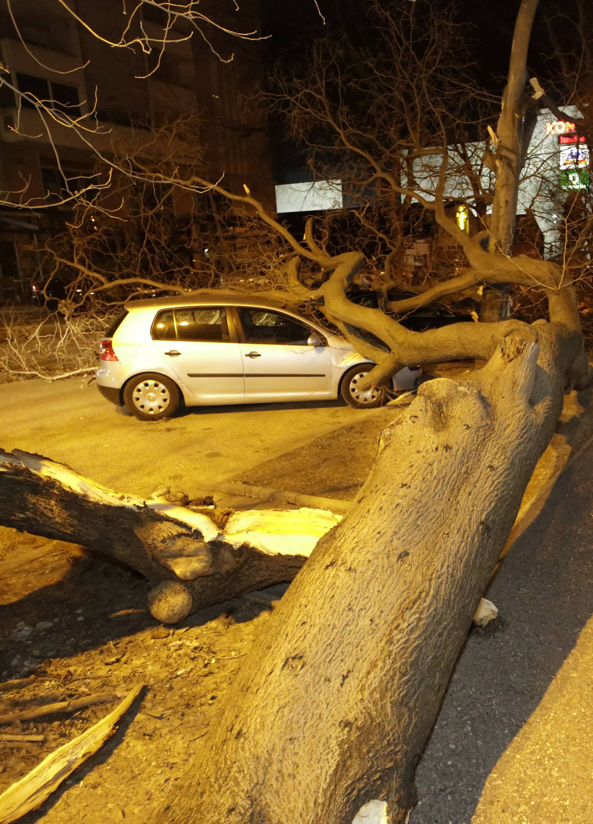 Vjetar poharao Mostar, čupao je  stabla, prevrtao prikolice...