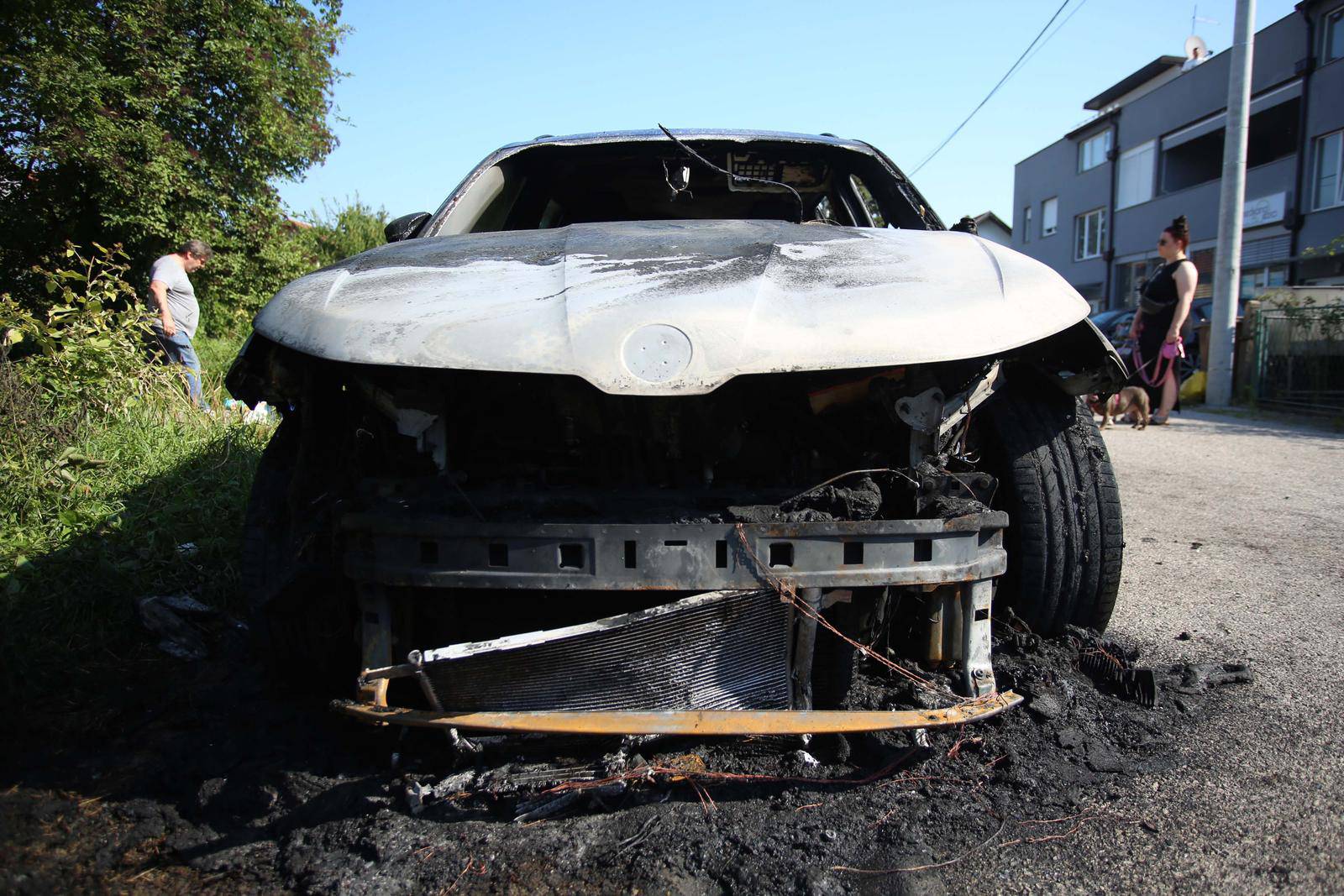 Zagreb: Policijski očevid u Stenjevcu gdje su izgorjela dva automobila