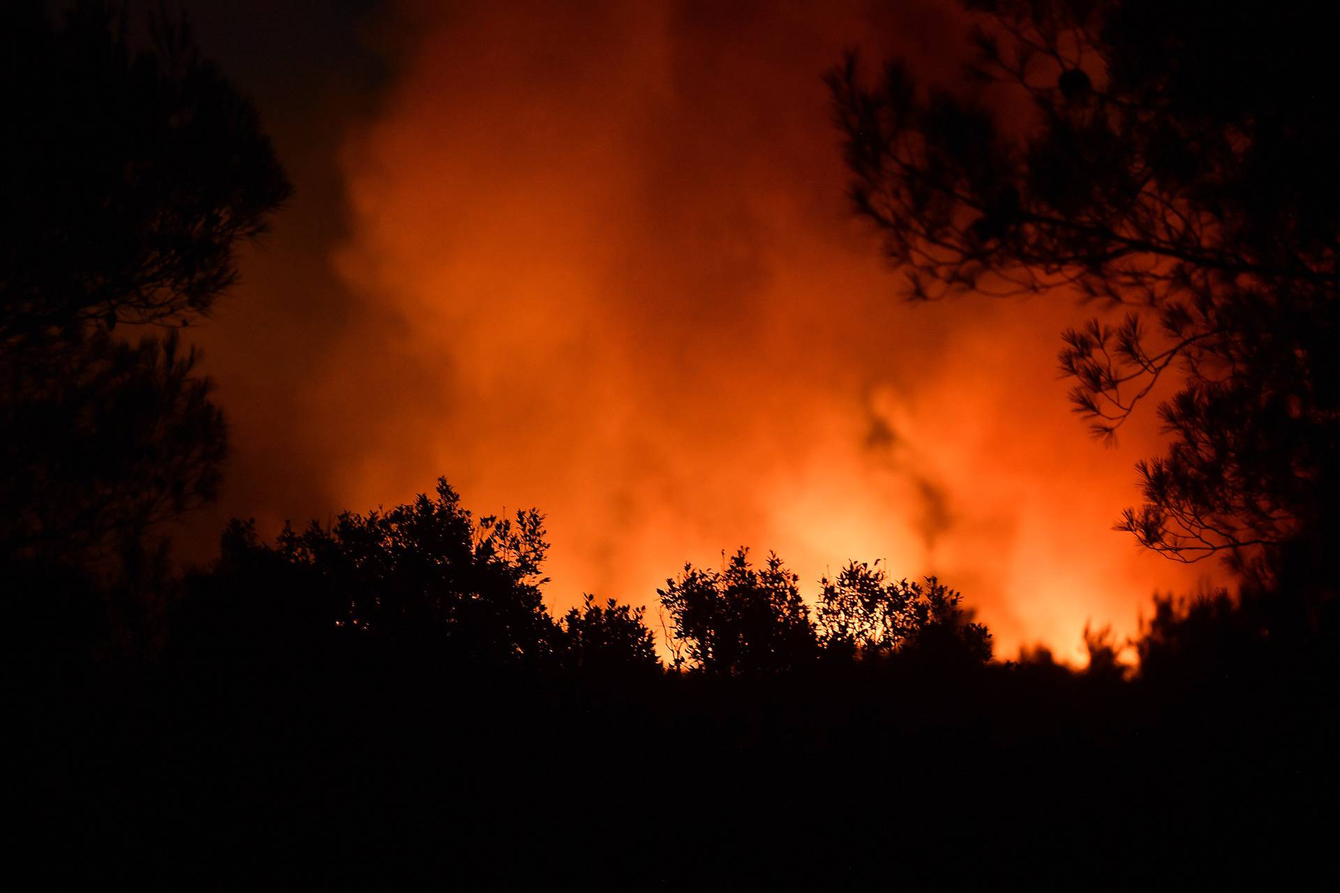 Vodice: Jutros na požarište područja Okit stigli kanaderi