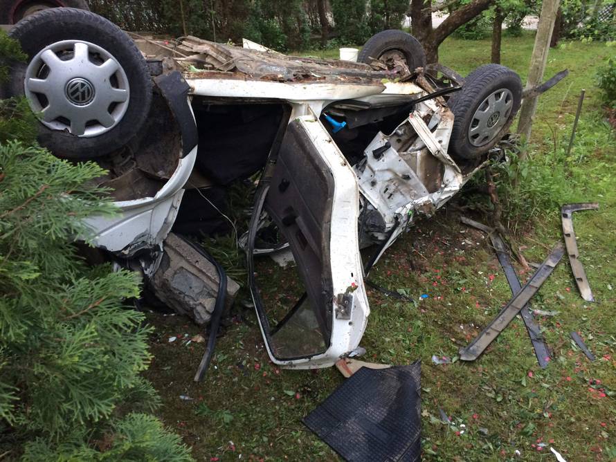 Probili betonsku ogradu, motor izletio iz auta: Trojica u bolnici